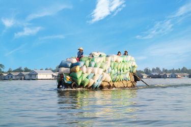 Boat-carries-rice-800x535