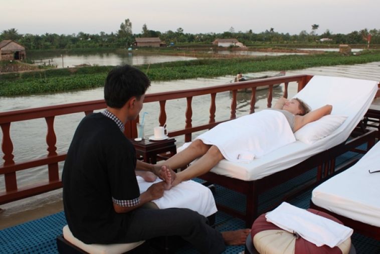 Douce-Mekong-Cruise-Vietnam-foot-massage-610x510