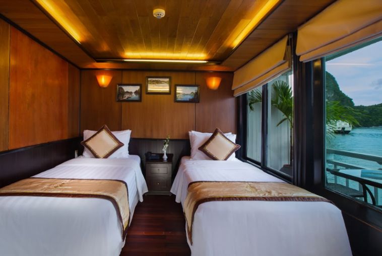 Twin bed private balcony cabin upper floor