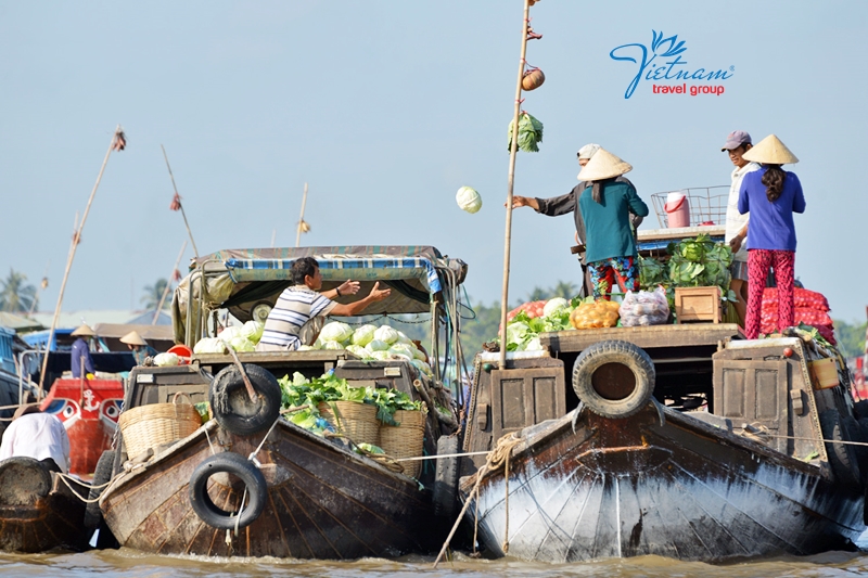 Cai-Rang-Floating-Market-Boat-Vendor-Vietnam-Travel-Group