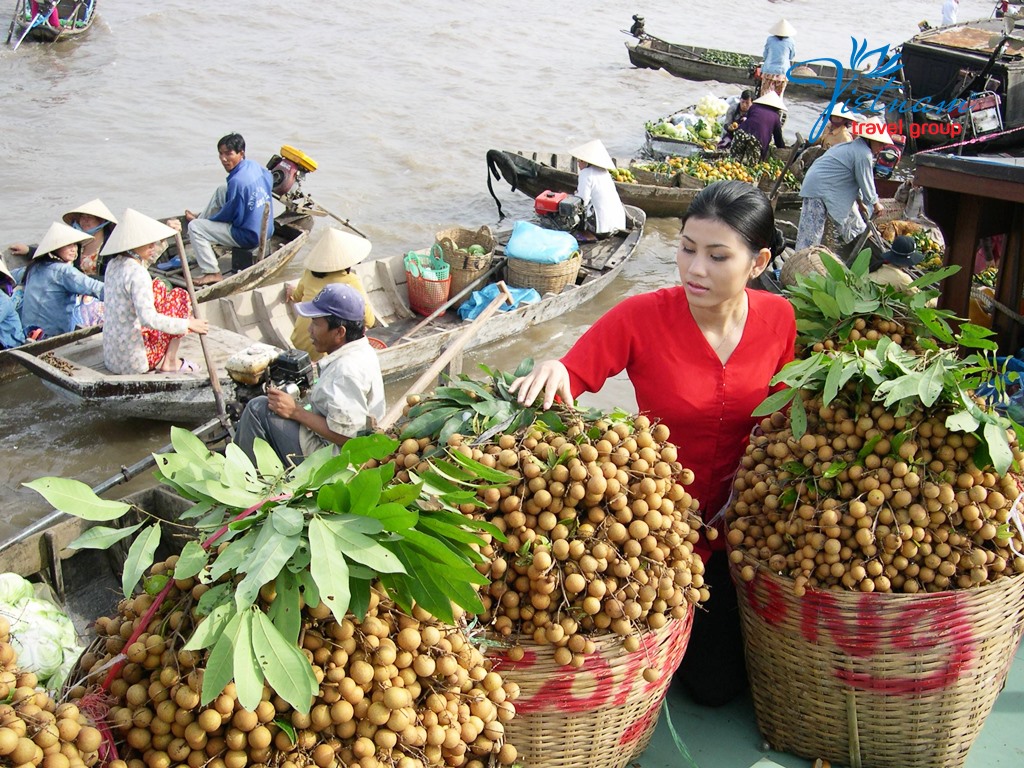 Fruit-vendor-in-Cai-Rang-Floating-Market-Vietnam-Travel-Group