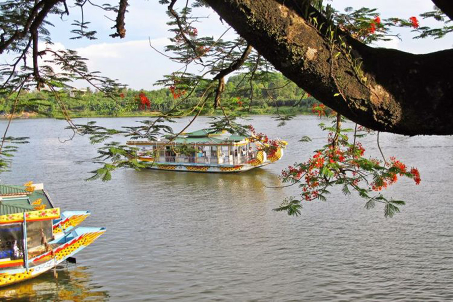 Hue cycling tour with dragon boat trip