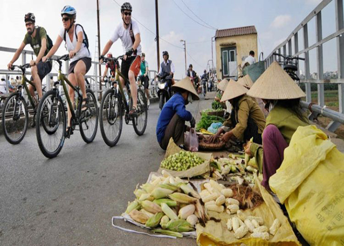 Hanoi to Bat Trang ceramic village cycling tour