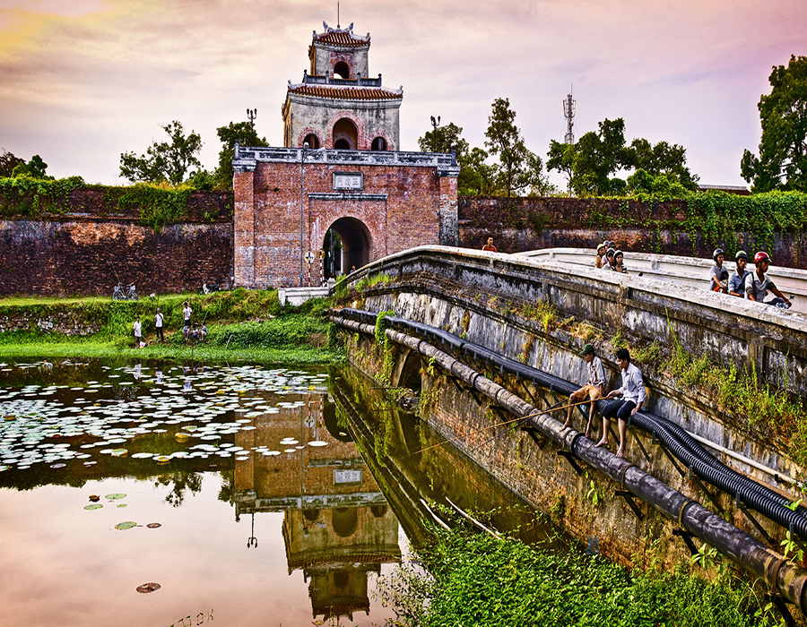 Private Hue cycling tour with dragon boat