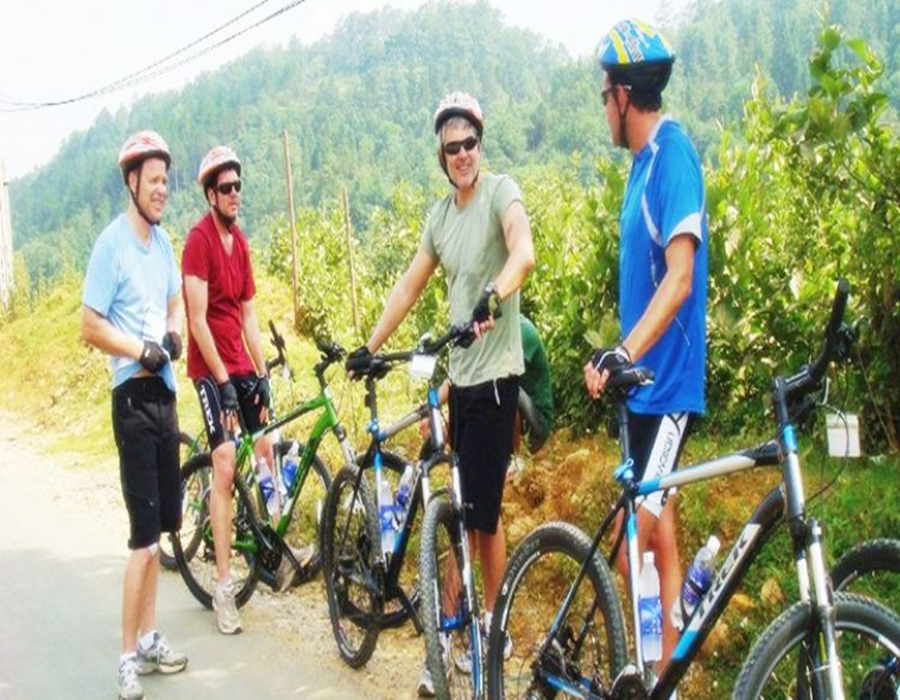 Private Hue cycling tour with dragon boat